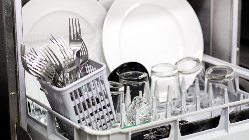 Cho các vật dụng nhỏ bằng nhựa vào một túi rửa