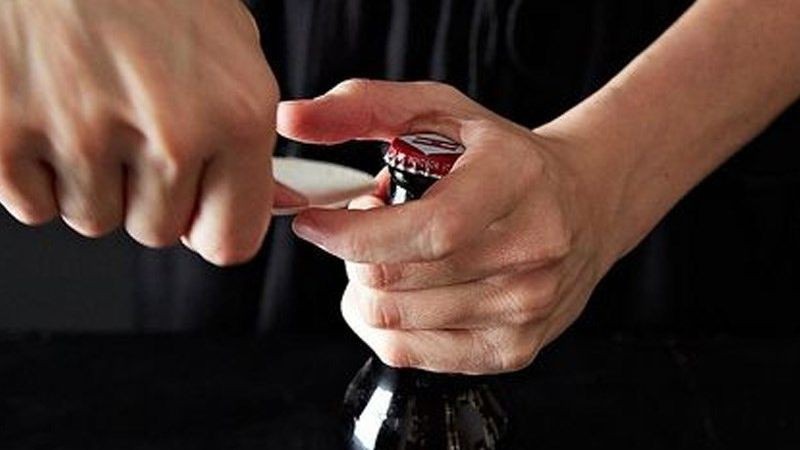 Mở nắp hủ thuỷ tinh bằng muỗng (thìa)