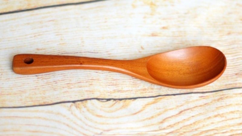 Mở nắp hủ thuỷ tinh bằng cách gõ vào nắp
