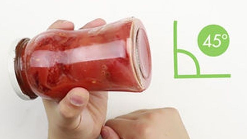 Mở nắp hủ thuỷ tinh bằng cách gõ vào đáy hủ