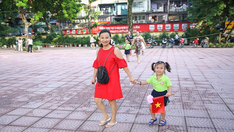 Phụ huynh và học sinh ngày khai giảng