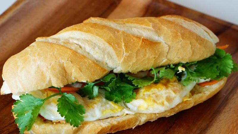 Bánh mì kẹp trứng ốp la