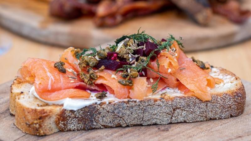 Bánh mì nướng cá hồi hun khói