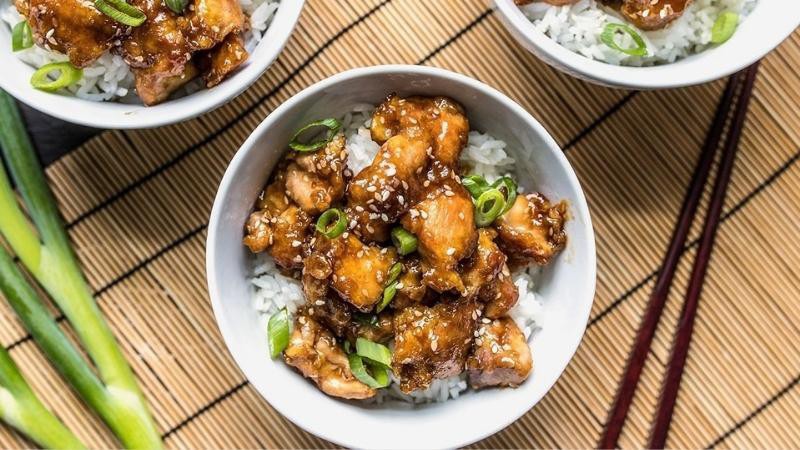 Ức gà xào hạt vừng