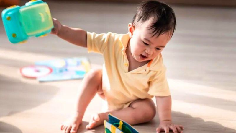 Luôn nhặt những món đồ bé ném khi tức giận