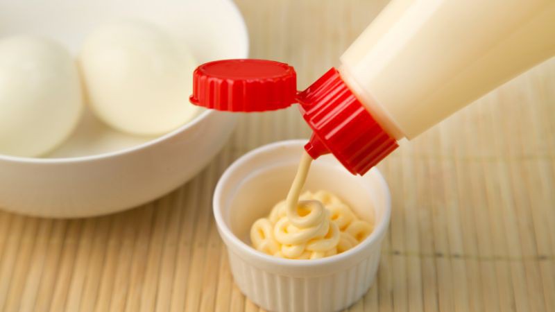Dùng bơ lạc hoặc mayonnaise