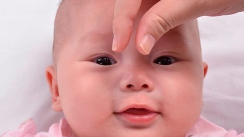 Vuốt mũi để mũi trẻ cao hơn 