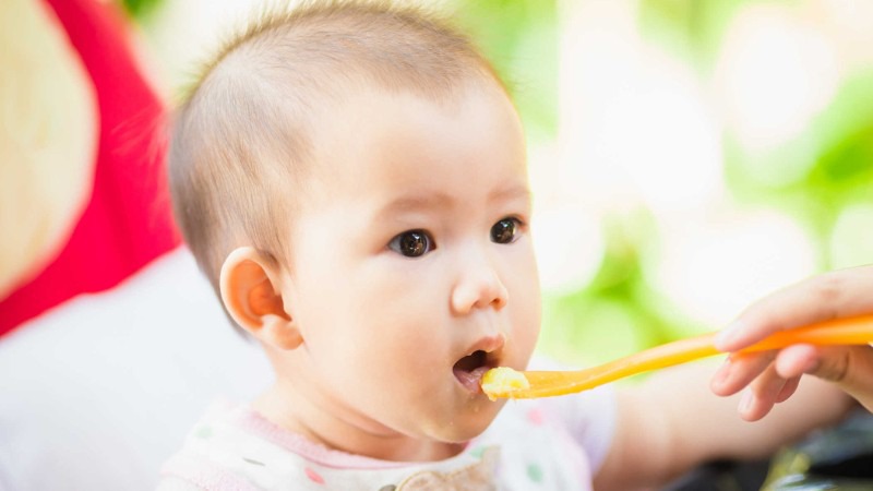 Thức ăn dặm càng loãng sẽ dễ tiêu hóa