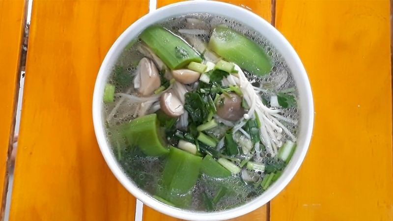 Thành phẩm canh mướp nấu chay với nấm