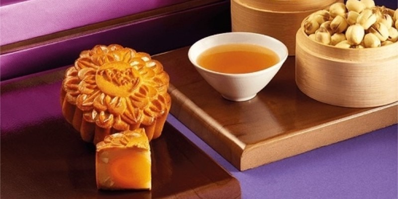 Bánh trung thu hạt sen có nhân đậu xanh và hạt sen