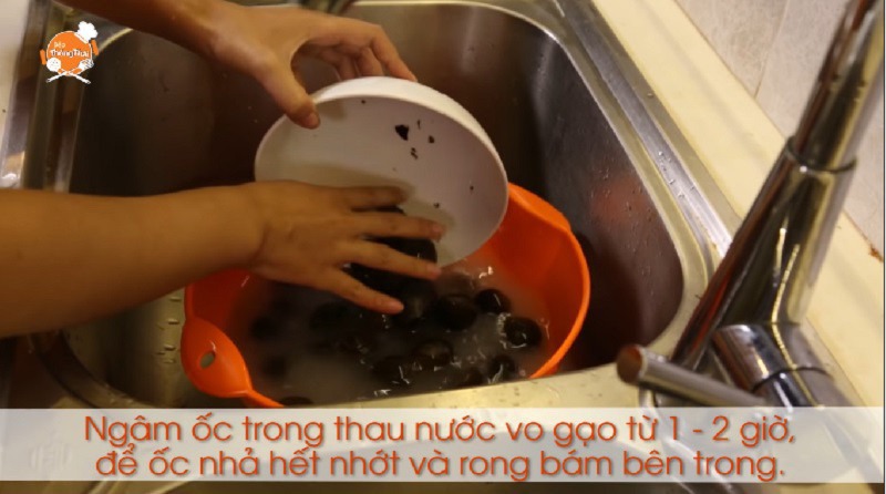 Bí quyết luộc ốc sạch, thịt ốc giòn và thơm chanh sả