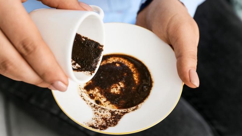 Khử mùi tanh cá bằng bã cà phê