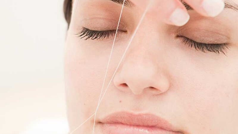 Sử dụng một sợi chỉ để triệt lông ria mép