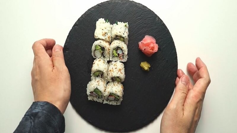 Bạn dùng dao bén để cắt cuộn sushi rồi dọn ra dĩa