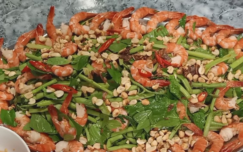 Thưởng thức gỏi tôm rau nhút