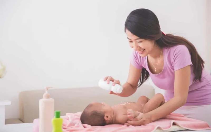 Cách sử dụng phấn rôm an toàn cho trẻ