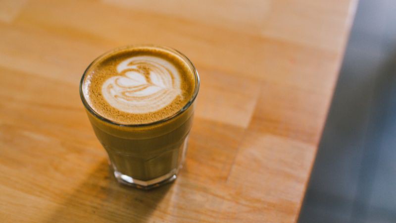 Flat White kết hợp espresso và sữa tươi đánh nóng