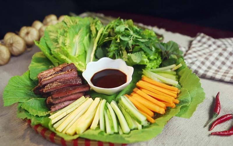 Bò cuộn lá cải, rau sống