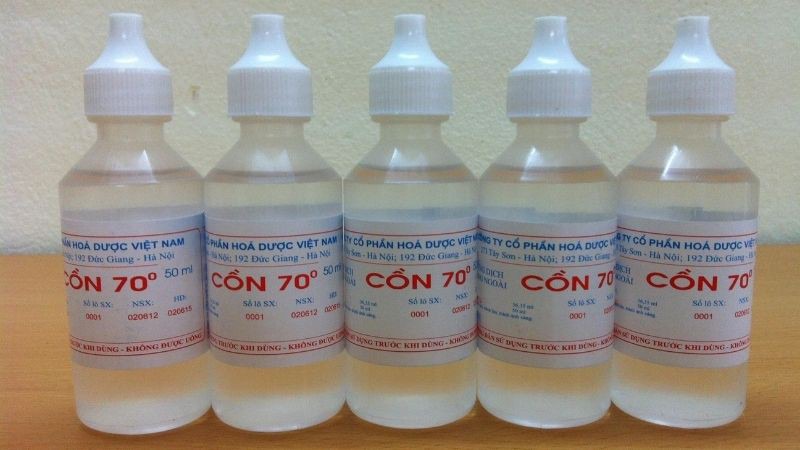 Sử dụng oxy già hoặc cồn để khử trùng tuyệt đối kim lăn