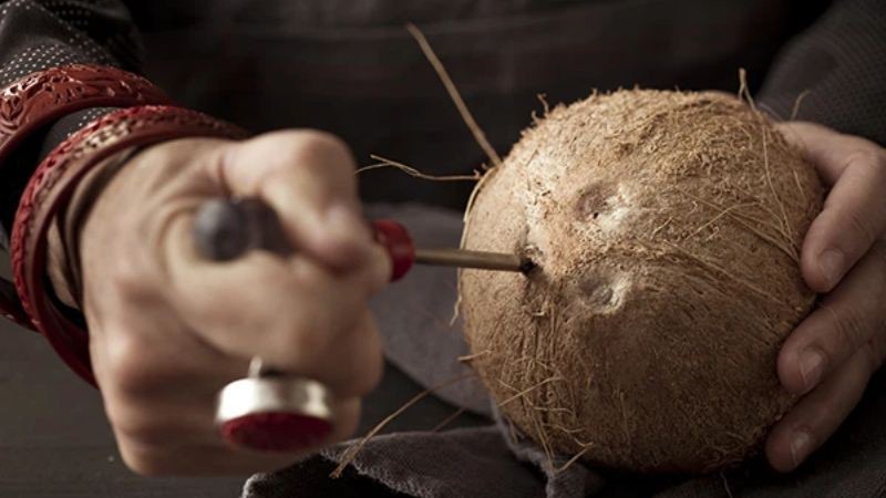 Dùng tua vít khui mắt dừa