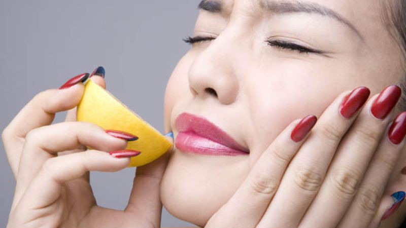 Cách trị môi thâm bằng chanh
