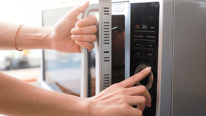 Dùng lò vi sóng khi tay còn ướt hoặc đi chân không