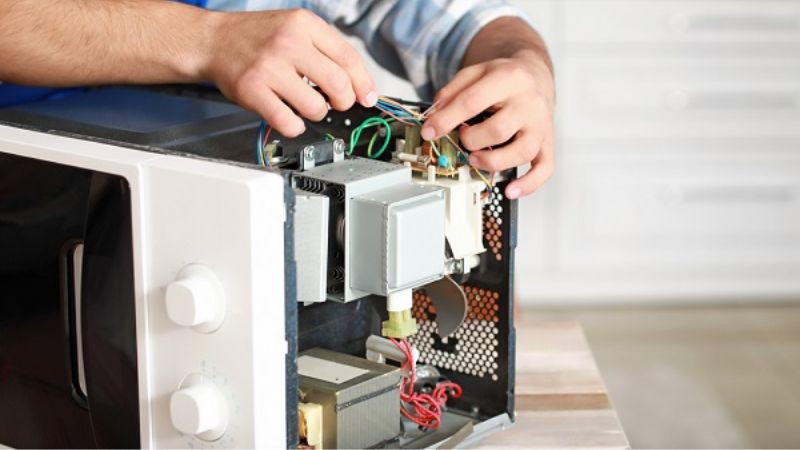 Mạch điện của lò bị ẩm ướt, lớp cách điện bị giảm tác dụng