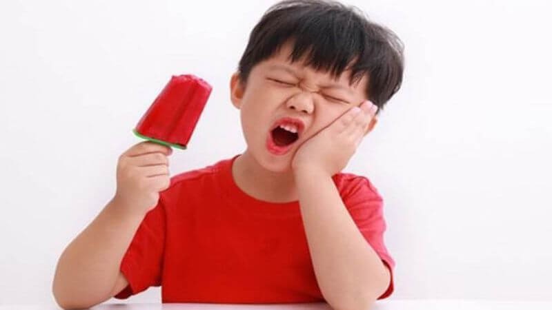 Ăn kem vào buổi tối không tốt cho răng lợi của trẻ