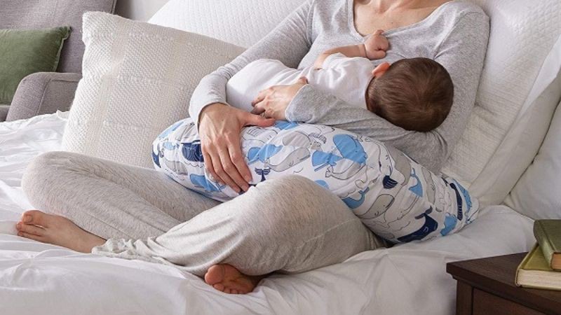 Gối cho con bú sẽ giúp bé bú đúng vị trí và có tư thế nằm thoải mái hơn. Từ đó có thể hạn chế tình trạng sặc sữa, trào ngược cho trẻ.