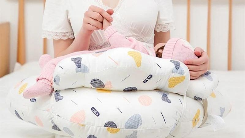 Cách chọn gối cho con bú