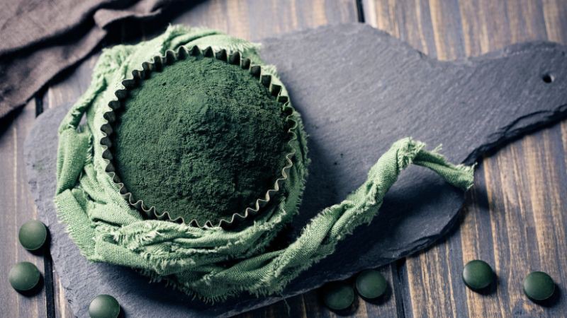 Phương pháp cấy tảo xoắn dùng các đầu kim nhỏ đưa tinh chất tảo biển vào sâu trong da