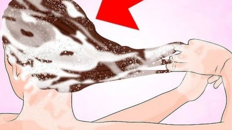 Gội sạch dầu thừa trên tóc