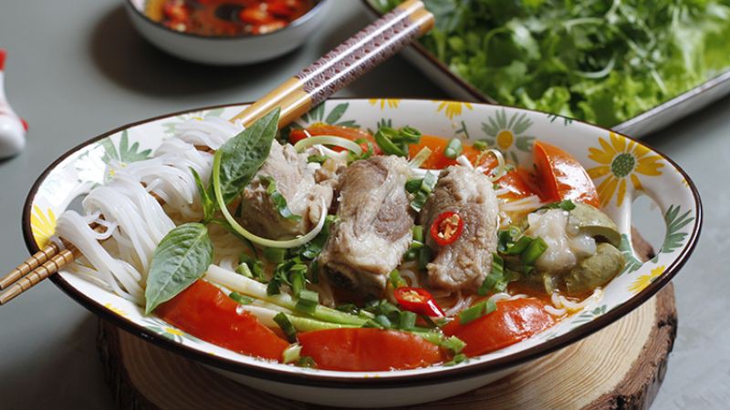 Bún sườn nấu sấu