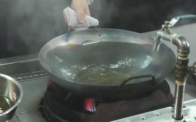 Tôi dầu cho chảo bằng bếp