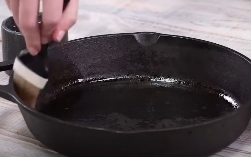 Tôi dầu cho chảo