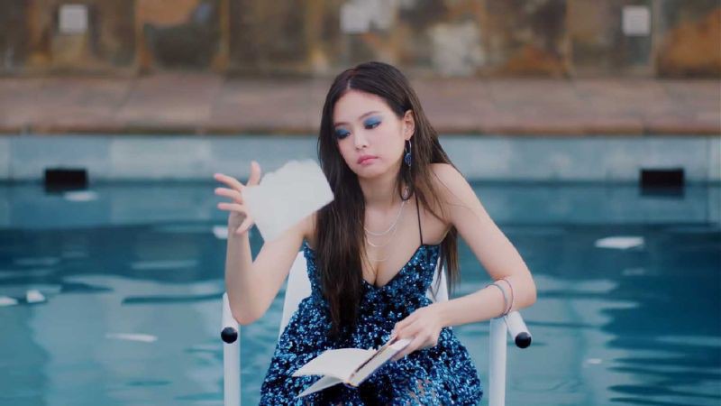 Blackpink - Jennie với phong cách trang điểm mắt màu xanh baby