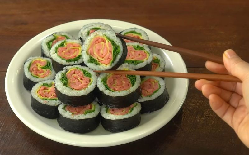 Làm kimbap hoa hồng